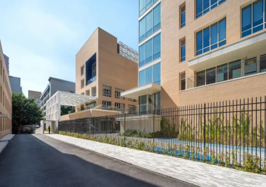 深圳爱文学校