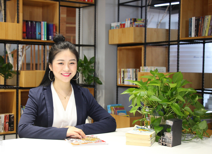张欣冉 音乐老师 毕业于南京师范大学和美国Emporia State University的双专业双硕士学位，分别为键盘演奏和声乐表演，师从20世纪百老汇艺术家Dr. Penelope Speedie。