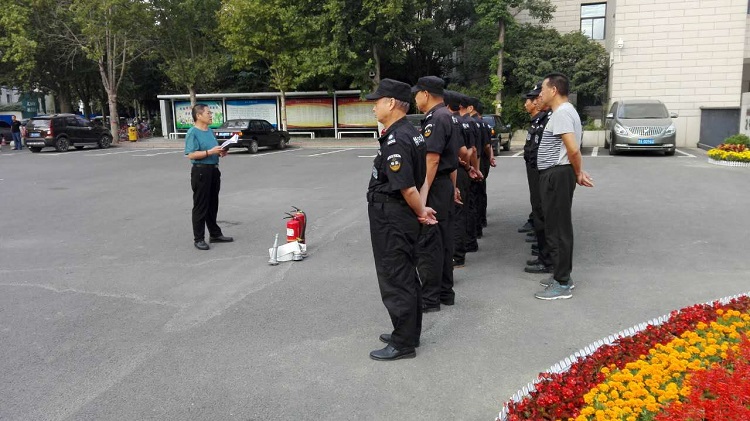 深入推进平安校园建设 科学维护校园治安秩序---郑州中学举行保安人员安全技能培训会